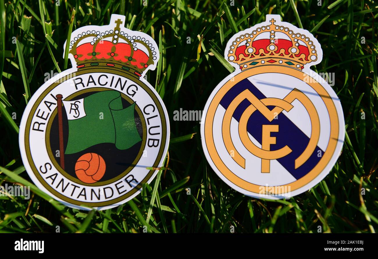 Settembre 6, 2019, Madrid, Spagna. Emblemi del calcio spagnolo Club Real Madrid e Real Racing de Santander sull'erba verde del prato. Foto Stock