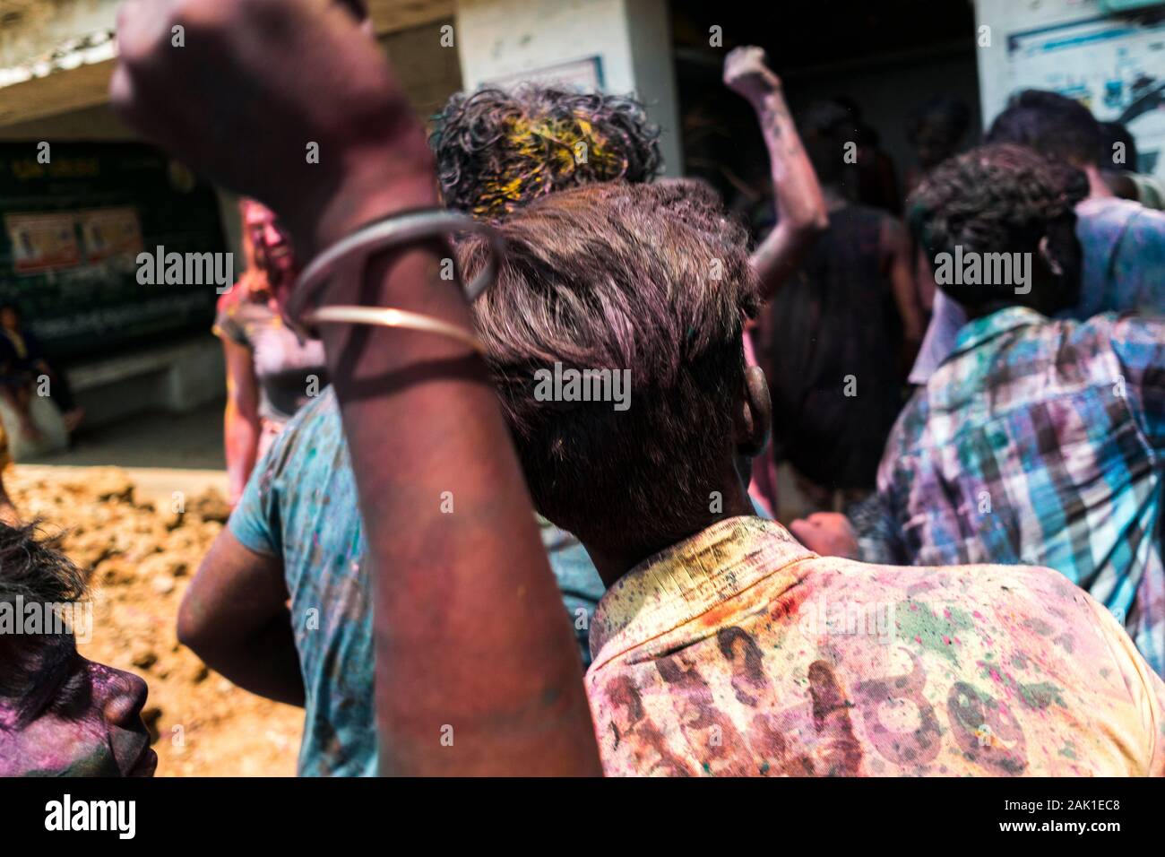 Hampi, India - 07 aprile 2019: Massa flaky di giovani indiani che ballano e saltano dipinte in pigmenti colorati che celebrano il Festival Santo nel villaggio rurale di Hanuman Halli, Karnataka, Foto Stock