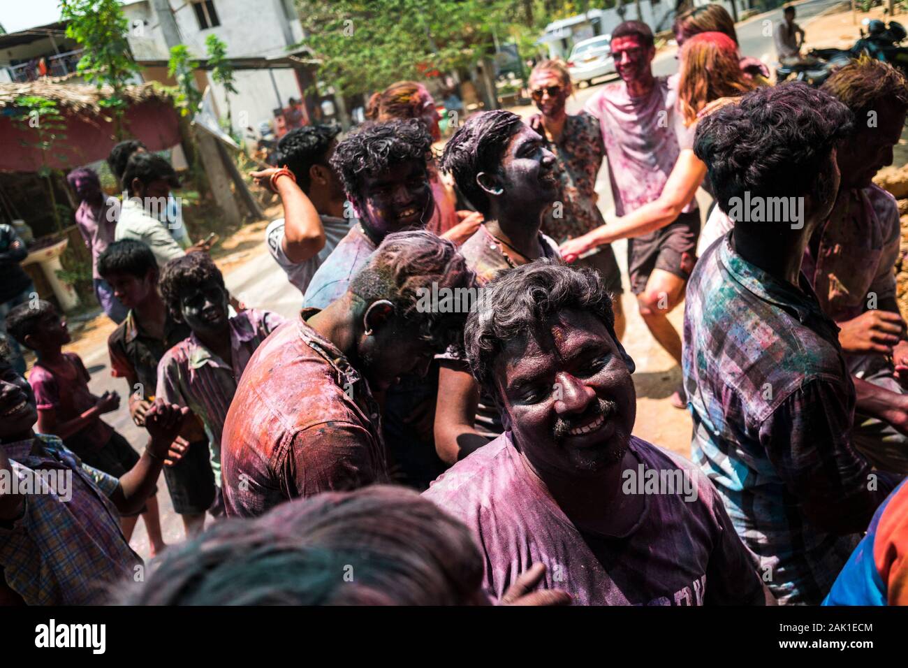 Hampi, India - 07 aprile 2019: Massa flaky di giovani indiani che ballano e saltano dipinte in pigmenti colorati che celebrano il Festival Santo nel villaggio rurale di Hanuman Halli, Karnataka, Foto Stock