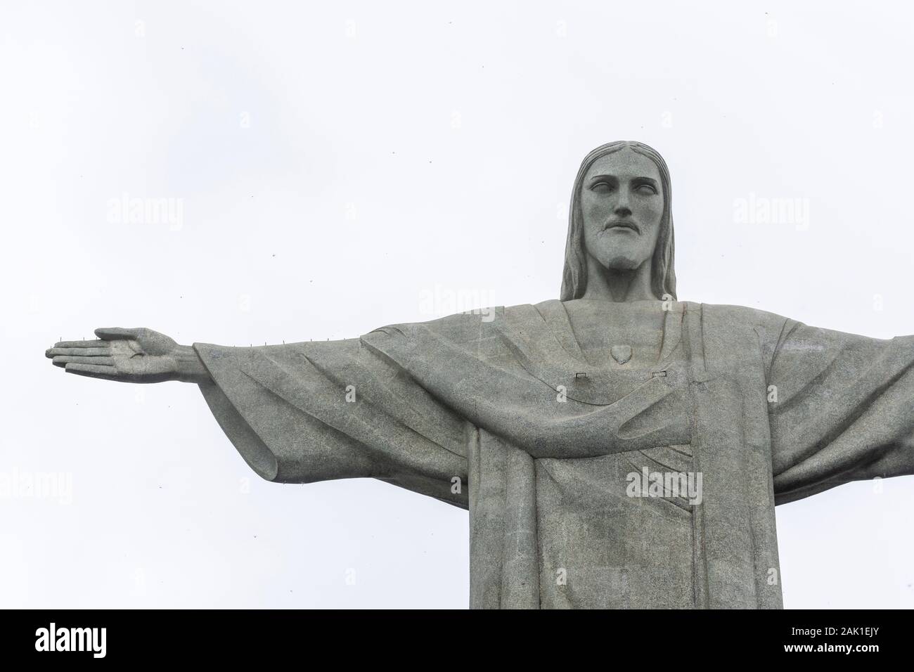 Cristo Redentore Statua in un giorno nuvoloso in monte Corcovado e Foresta di Tijuca, Rio de Janeiro, Brasile Foto Stock