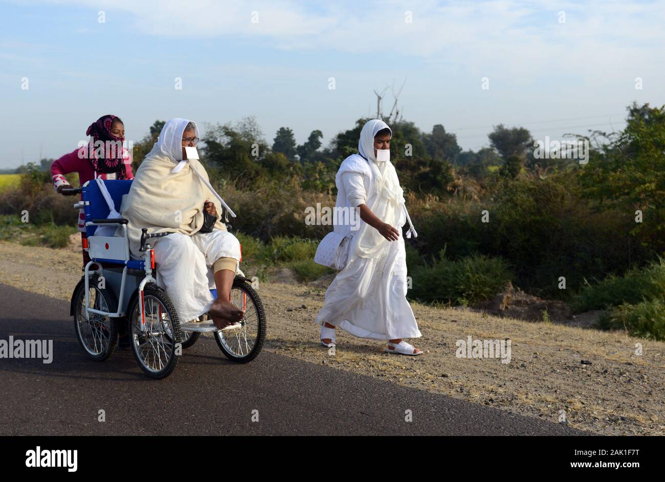 Jain Pellegrini che camminano tra i templi in Rajasthan, India. Foto Stock