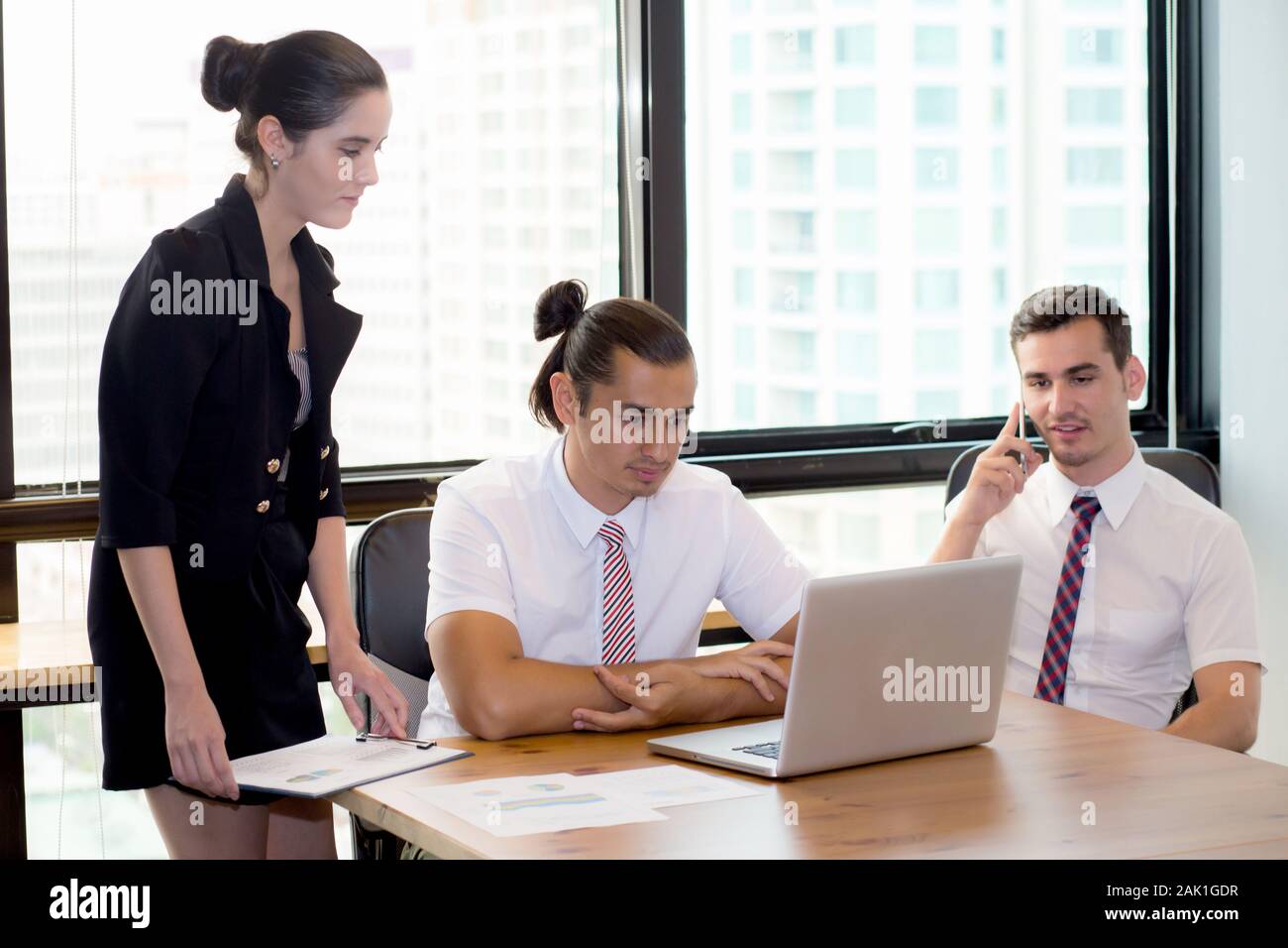 La gente di affari parlando il termine del loro rapporto di affari, meeting aziendali concetto. Foto Stock