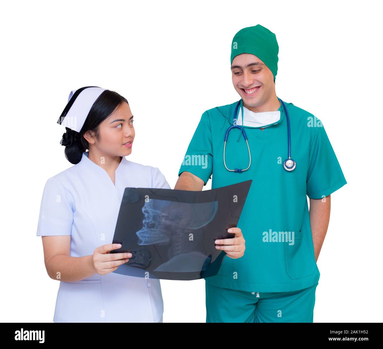 Uomo asiatico medico e infermiere donna con discutere circa il film x-ray risultato - controllo come professional - concetto medico. Foto Stock
