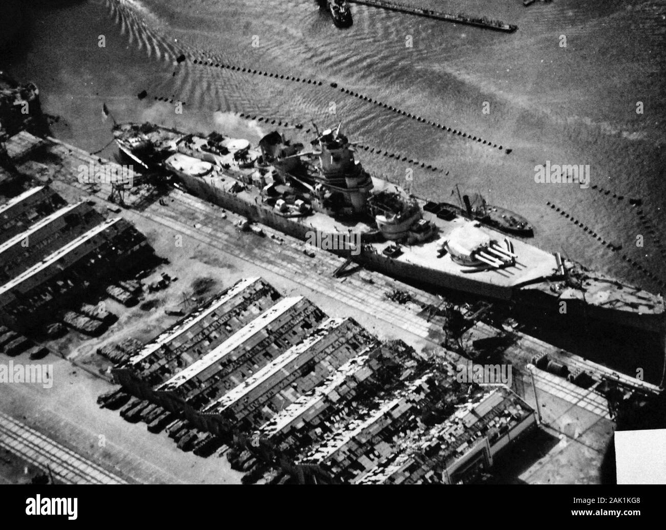 Corazzata francese Jean Bart a Casablanca sotto attacco da aerei da USS Ranger. Novembre 1942 Foto Stock