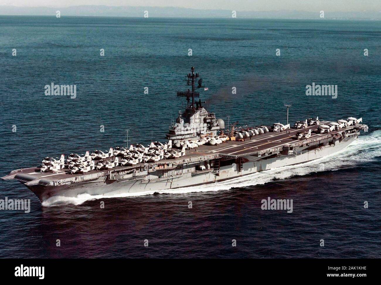 Gli Stati Uniti Navy portaerei USS Ticonderoga (CV-14) in corso al largo della costa della California (USA) legato per il Pacifico occidentale nel 1972. Ticonderoga, con il vettore assegnato Anti-Submarine gruppo aria 53 (CVSG-53), è stato implementato per il Pacifico occidentale dal 17 maggio al 29 luglio 1972. Foto Stock