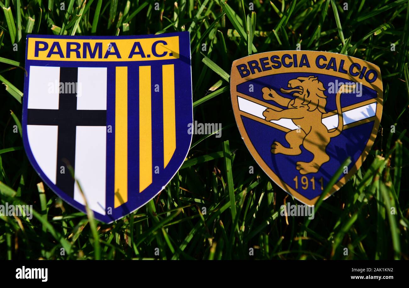 Settembre 6, 2019, Torino, Italia. Emblemi del calcio italiano club Brescia e Parma sull'erba verde del prato. Foto Stock