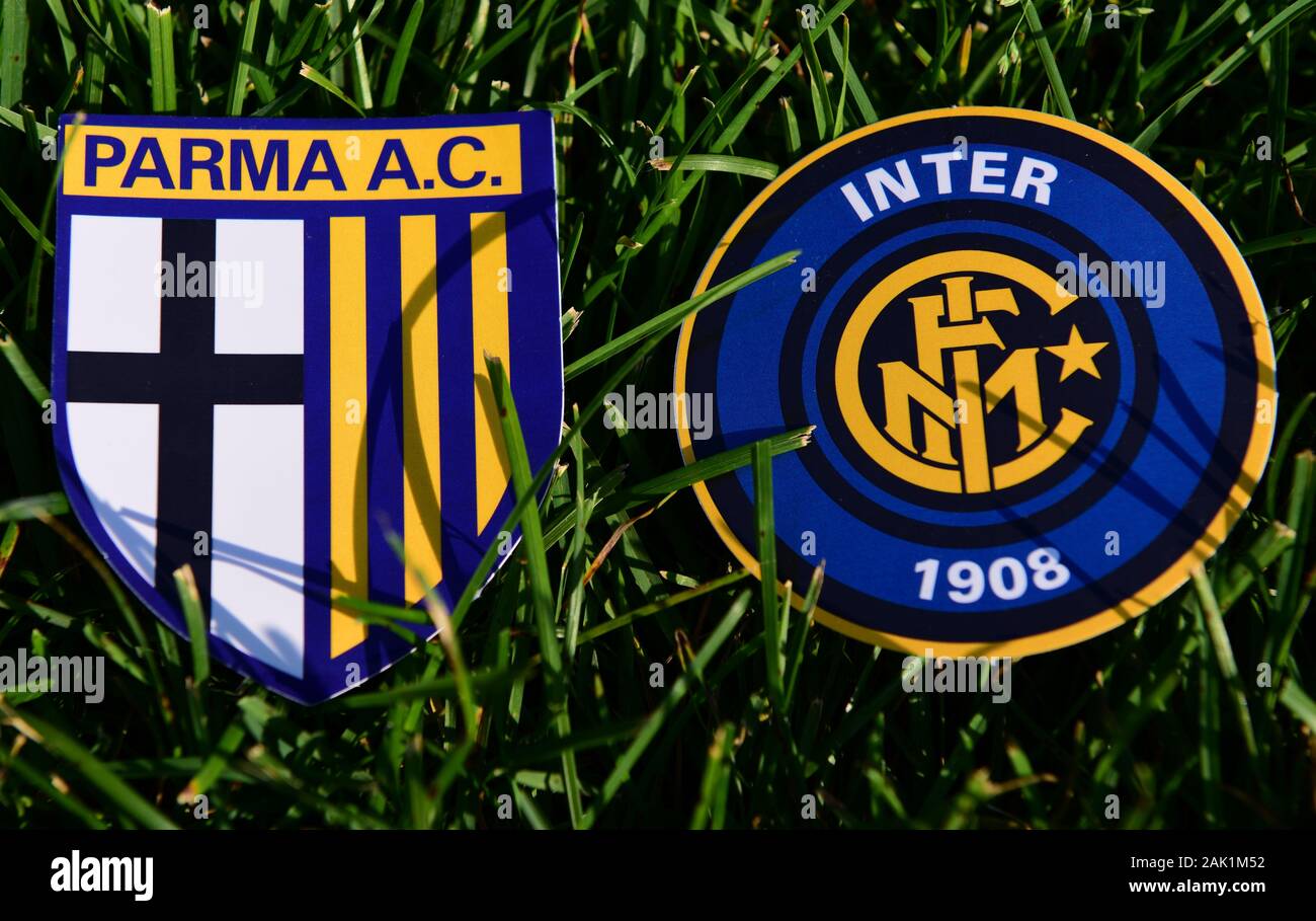 Settembre 6, 2019, Torino, Italia. Emblemi del calcio italiano Club Parma e Internazionale sull'erba verde del prato. Foto Stock