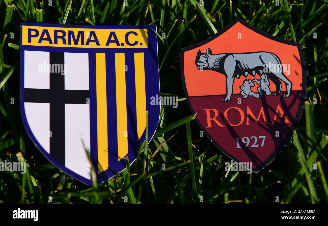 Settembre 6, 2019, Torino, Italia. Emblemi del calcio italiano Club Parma e Roma sull'erba verde del prato. Foto Stock