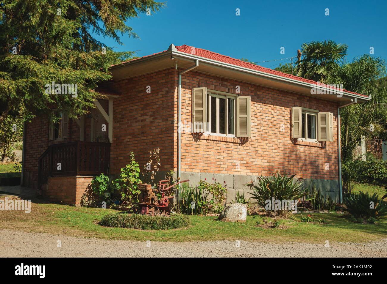 Casa rurale in un italiano tradizionale stile influenzato in un lussureggiante giardino vicino a Bento Goncalves. Un paese produttore di vino città nel sud del Brasile. Foto Stock
