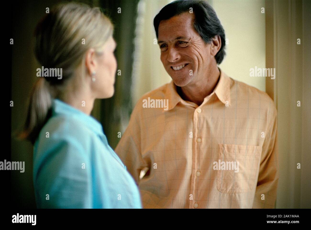 Uomo maturo sorridente a sua moglie. Foto Stock