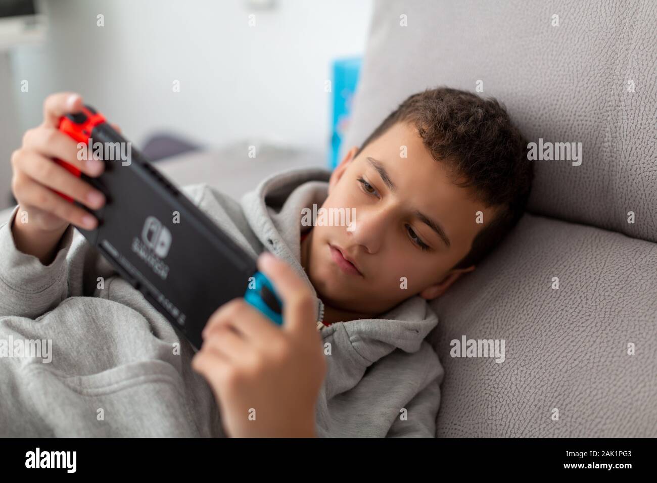 Tel Aviv, Israele - 01 Gennaio 2020: un uomo giocando interruttore di Nintendo Foto Stock