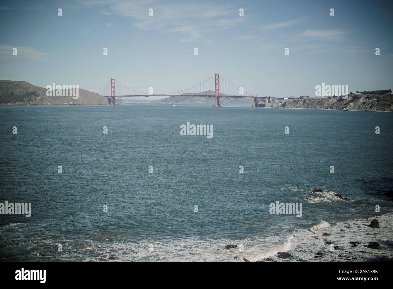 Vista della Baia di San Francisco e del Golden Gate Bridge, presa dalla Golden Gate Recreation Area, a ovest del ponte. Foto Stock