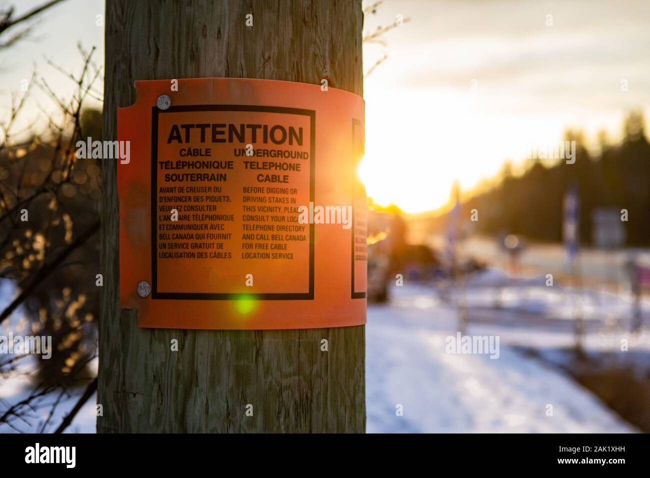 QUEBEC, CANADA - CIRCA NEL DICEMBRE 2019 UN Bell Canada segno di attenzione è visto su un polo di strada da un nuovo sito di scavo, avviso di cavi interrati Foto Stock