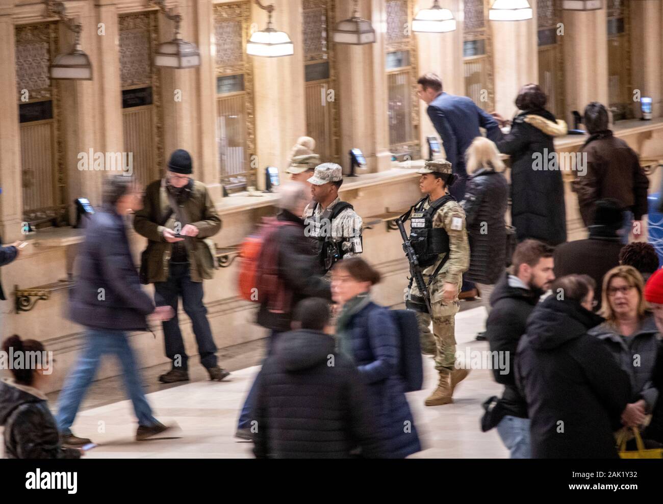 New York, Stati Uniti d'America. Il 6 gennaio, 2020. Membri della Joint Task Force patrol al Grand Central Terminal di New York negli Stati Uniti, gennaio 6, 2020. La città di New York (New York) ha rafforzato la sicurezza in posizioni chiave in seguito alla uccisione mirata del comandante iraniano Qasem Soleimani da un airstrike degli Stati Uniti in Iraq. Credito: Wang Ying/Xinhua/Alamy Live News Foto Stock