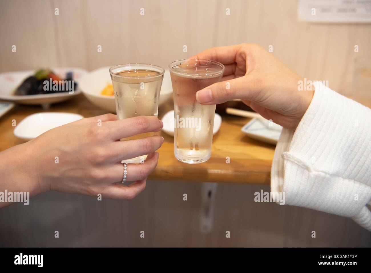 Le donne di bere sake Giapponese nel bar permanente Foto Stock