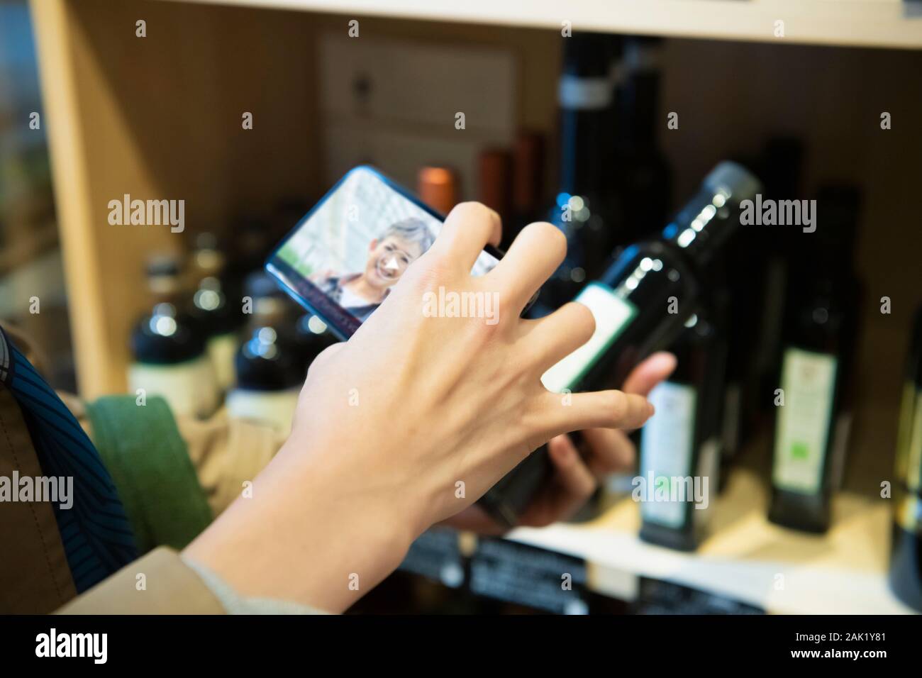 Donna verifica dati del prodotto con AR applicazione dello smartphone Foto Stock
