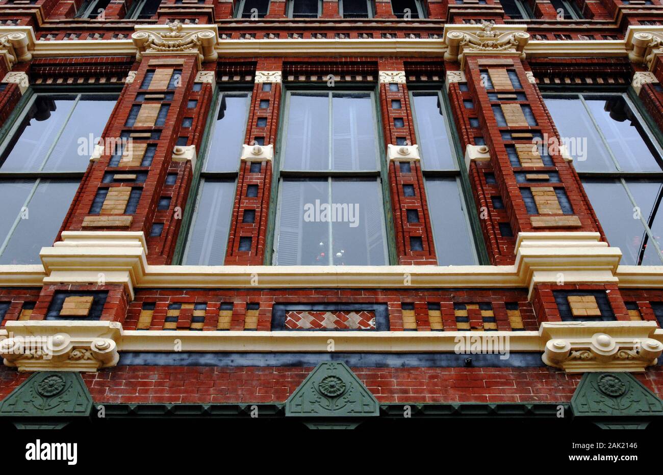 Dettaglio di mattoni sulla facciata di un edificio commerciale vittoriano nel quartiere storico Strand a Galveston, Texas. Foto Stock