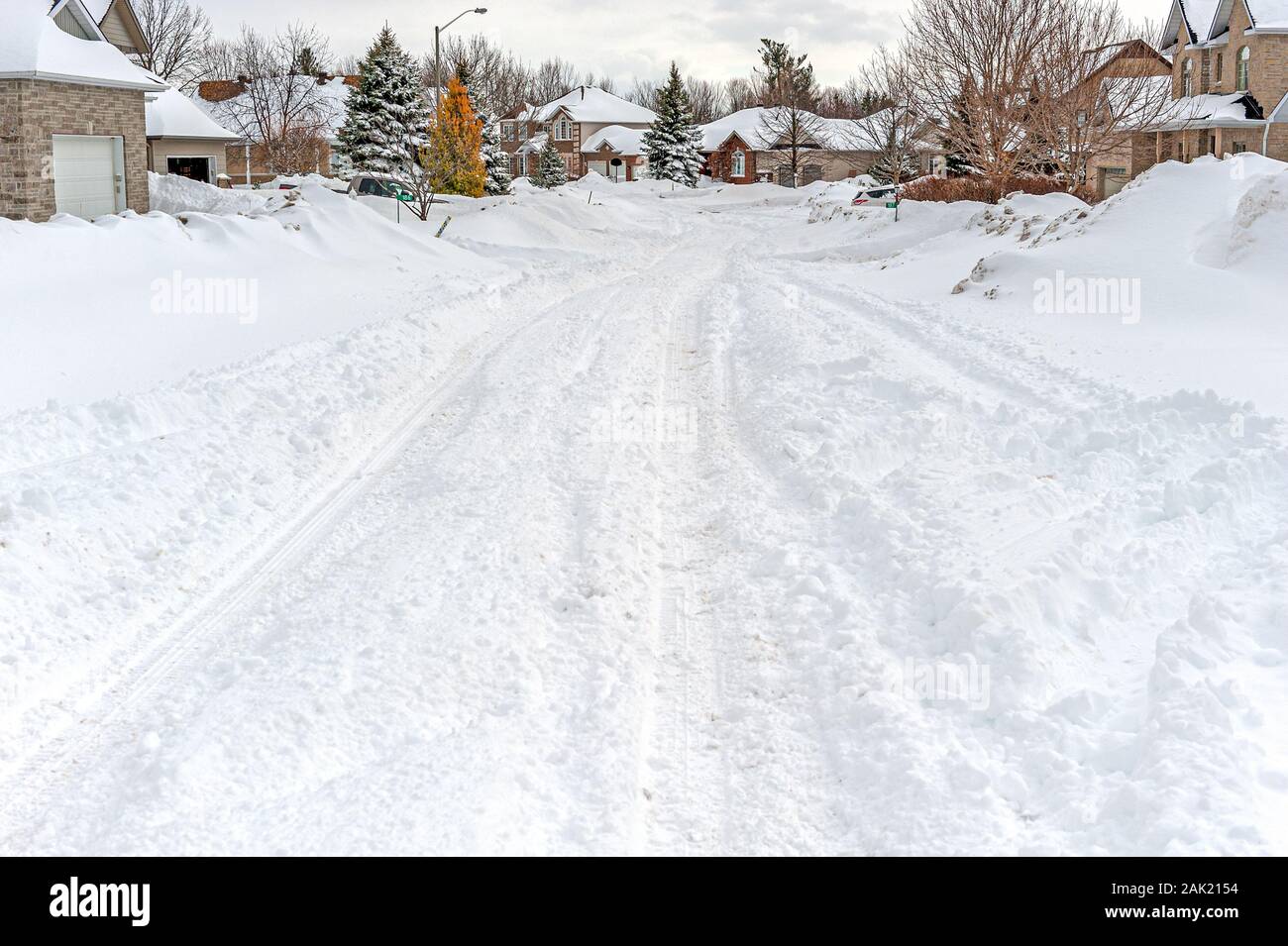 Tipica strada canadese scena dopo la nevicata Foto Stock