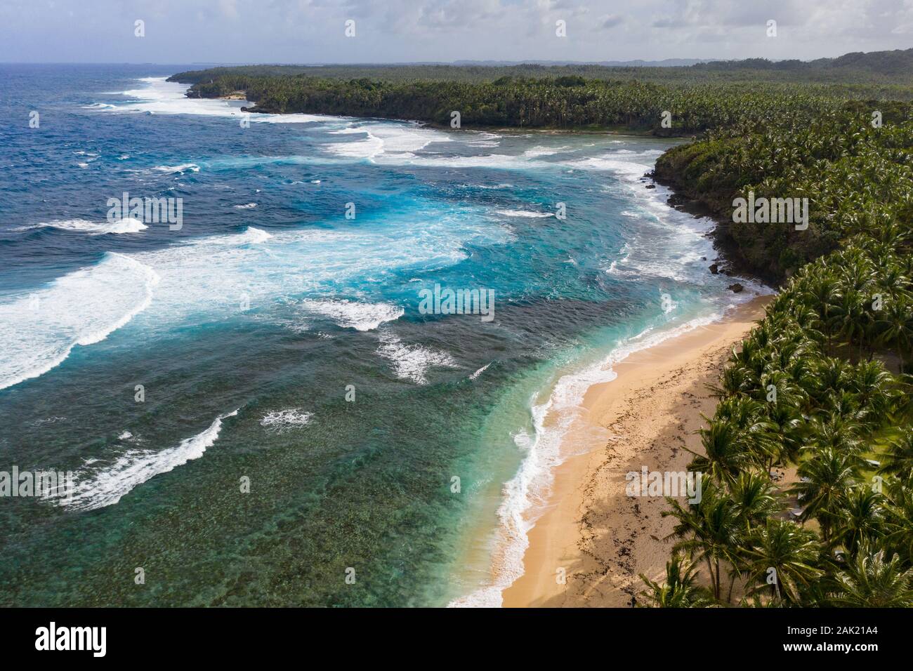 Vista aerea scattata con un drone del Pacifico Beach & costa circostante,Siargao,Filippine Foto Stock