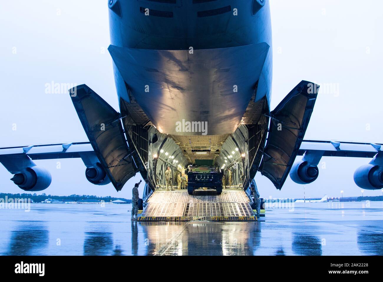 La strumentazione assegnata al 1° Brigata Team di combattimento, ottantaduesima Airborne Division viene caricato a bordo di aeromobili vincolati per gli Stati Uniti Comando centrale area di operazioni da Fort Bragg, N.C. om Gennaio 4, 2020. Questa distribuzione è un azione di precauzione adottate per rispondere alle crescenti livelli di minaccia nei confronti degli Stati Uniti personale e strutture. Il 'Devil' Brigata è il nucleo di Stati Uniti Risposta immediata forza, capace di implementazione rapida in qualsiasi parte del mondo in risposta a una varietà di operazioni di emergenza. (U.S. Esercito foto di Sgt. 1. Classe Zachary Vandyke) Foto Stock