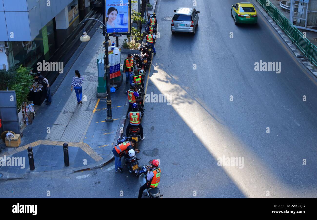 Bangkok, Thailand-January 6 2020: moto taxi coda in Silom road in attesa per i passeggeri. Viaggiare in moto taxi è molto popolare durante le ore di punta Foto Stock