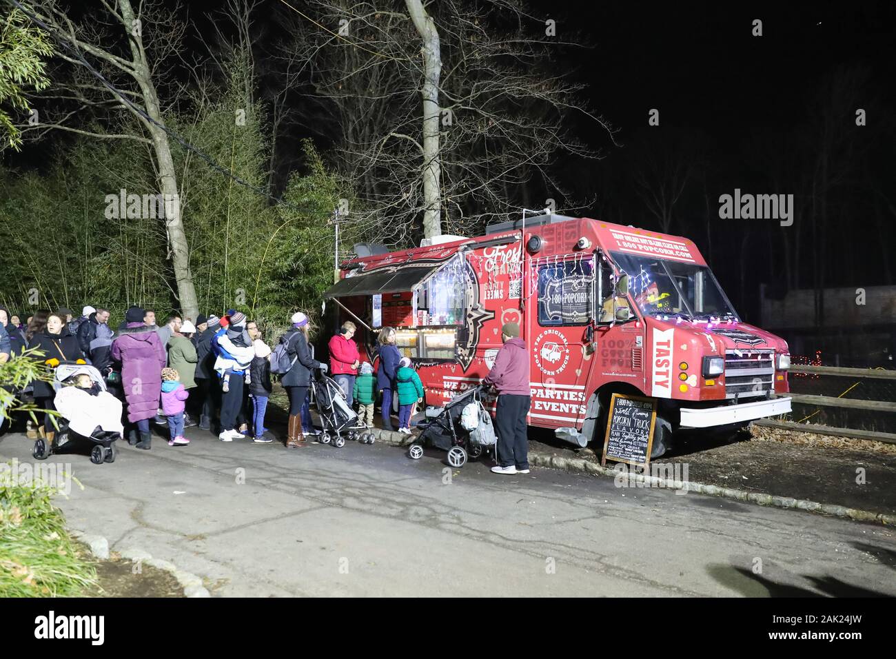 Di West Orange, nel New Jersey 28 Dicembre 2019:Prendere un inverno passeggiate attraverso la contea di Essex Turtle Back Zoo questa stagione di festa sotto le luci scintillanti Foto Stock
