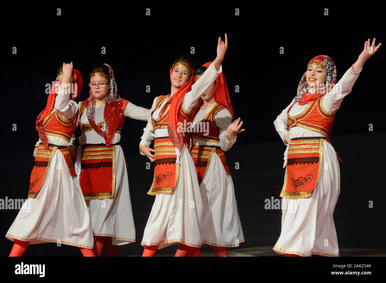 Albanese ballerini folk con costumi tradizionali, celebrando il Ramadan a Skopje in Macedonia Foto Stock