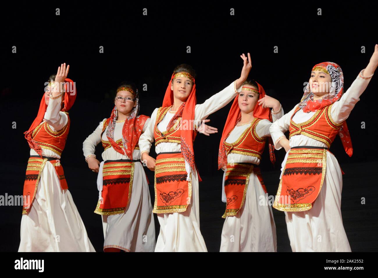 Albanese ballerini folk con costumi tradizionali, celebrando il Ramadan a Skopje in Macedonia Foto Stock