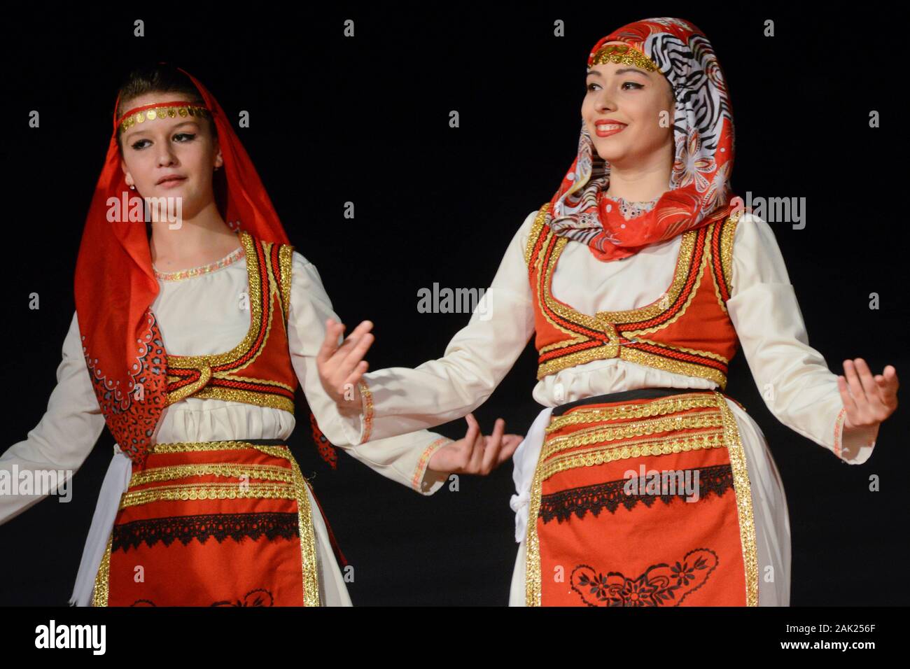 Albanese ballerini folk con costumi tradizionali, celebrando il Ramadan a Skopje in Macedonia Foto Stock