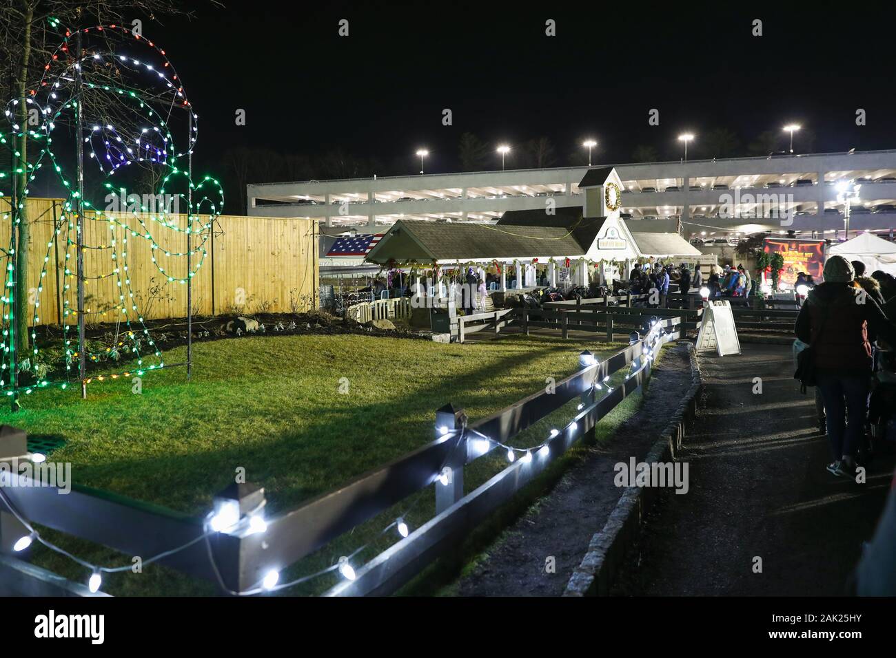 Di West Orange, nel New Jersey 28 Dicembre 2019:Prendere un inverno passeggiate attraverso la contea di Essex Turtle Back Zoo questa stagione di festa sotto le luci scintillanti Foto Stock