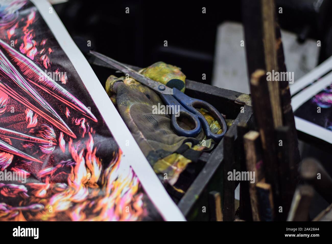 Opera dell artista colombiano Bastardilla stampati a Carteles de 'La Linterna', la vecchia fabbrica di poster in Barrio San Antonio, Cali, Colombia Foto Stock