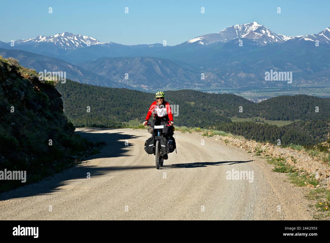 CO00177-00...COLORADO - Escursioni in bicicletta fino a ben mantenute e ben assortite strada con vista dei monti Sawatch dal grande divario percorso in Mountain Bike Foto Stock
