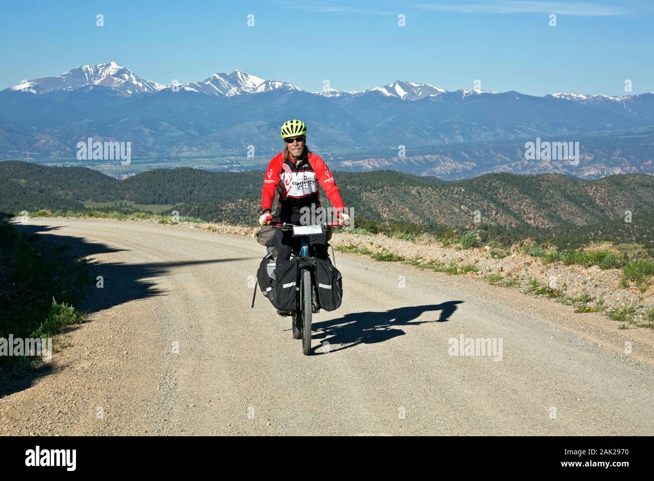 CO00178-00...COLORADO - Escursioni in bicicletta fino a ben mantenute e ben assortite strada con vista dei monti Sawatch dal grande divario percorso in Mountain Bike Foto Stock