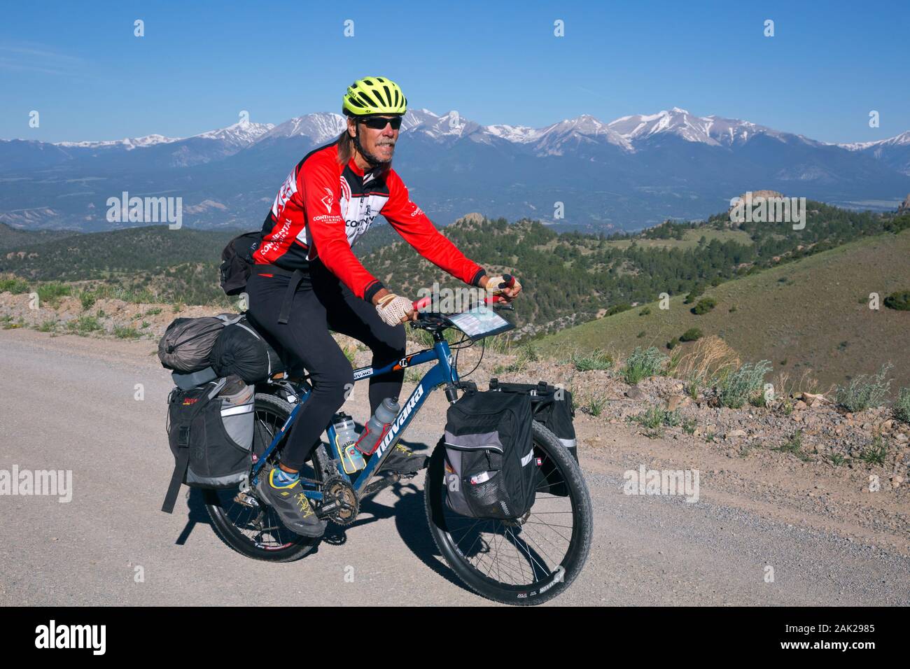 CO00179-00...COLORADO - Escursioni in bicicletta fino a ben mantenute strada di ghiaia con vista dei monti Sawatch dal grande divario percorso per mountain bike. Foto Stock