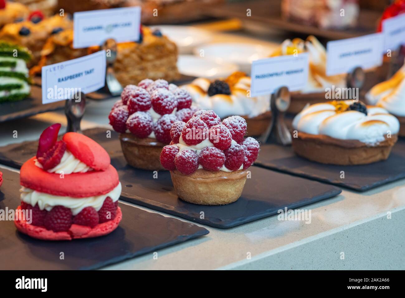 Crostata di lamponi a L'eto caffe vetrina. Kings Road, Londra. Inghilterra Foto Stock