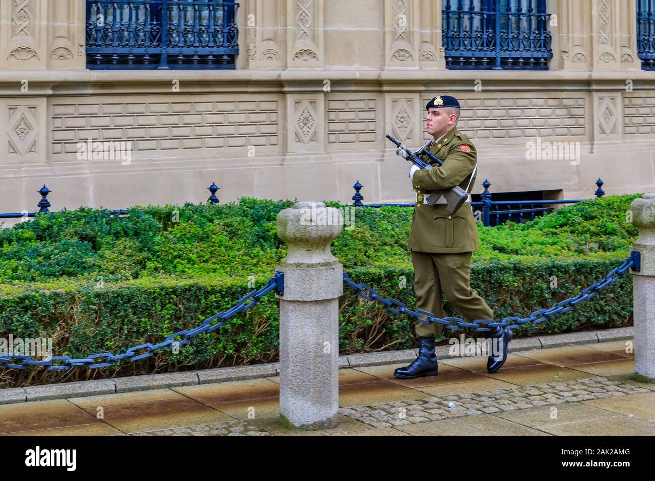 Lussemburgo - Ottobre 21, 2017: una guardia in uniforme sul dovere armati con un Steyr AUG fucile da assalto al Grand Ducal Palace, residenza del Granduca Foto Stock