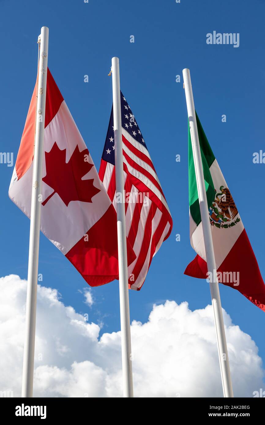Bandiere di Stati Uniti, Messico, Canada volare insieme, concetto di nuovo accordo NAFTA ora noto come USMCA NEGLI STATI UNITI, CUSMA in Canada o T-MEC in Mex Foto Stock