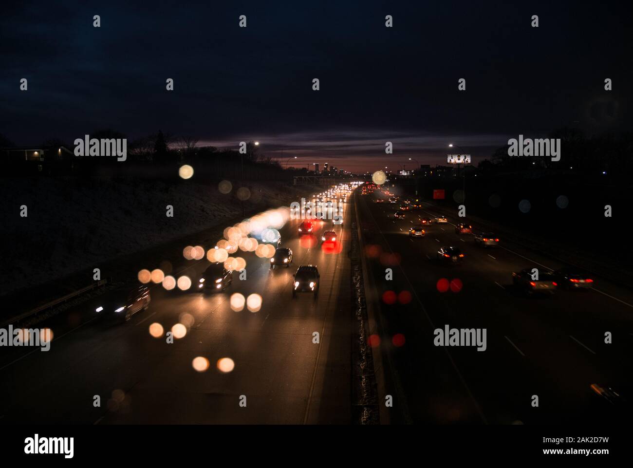 Doppia esposizione di vetture guida su un'autostrada di notte Foto Stock