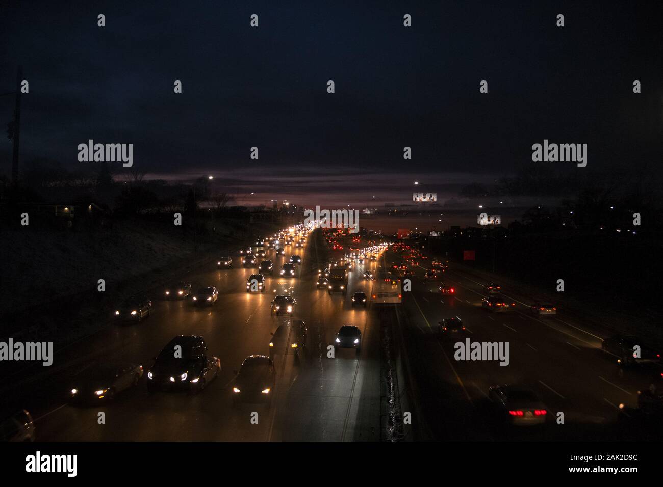 Doppia esposizione di vetture guida su un'autostrada di notte Foto Stock
