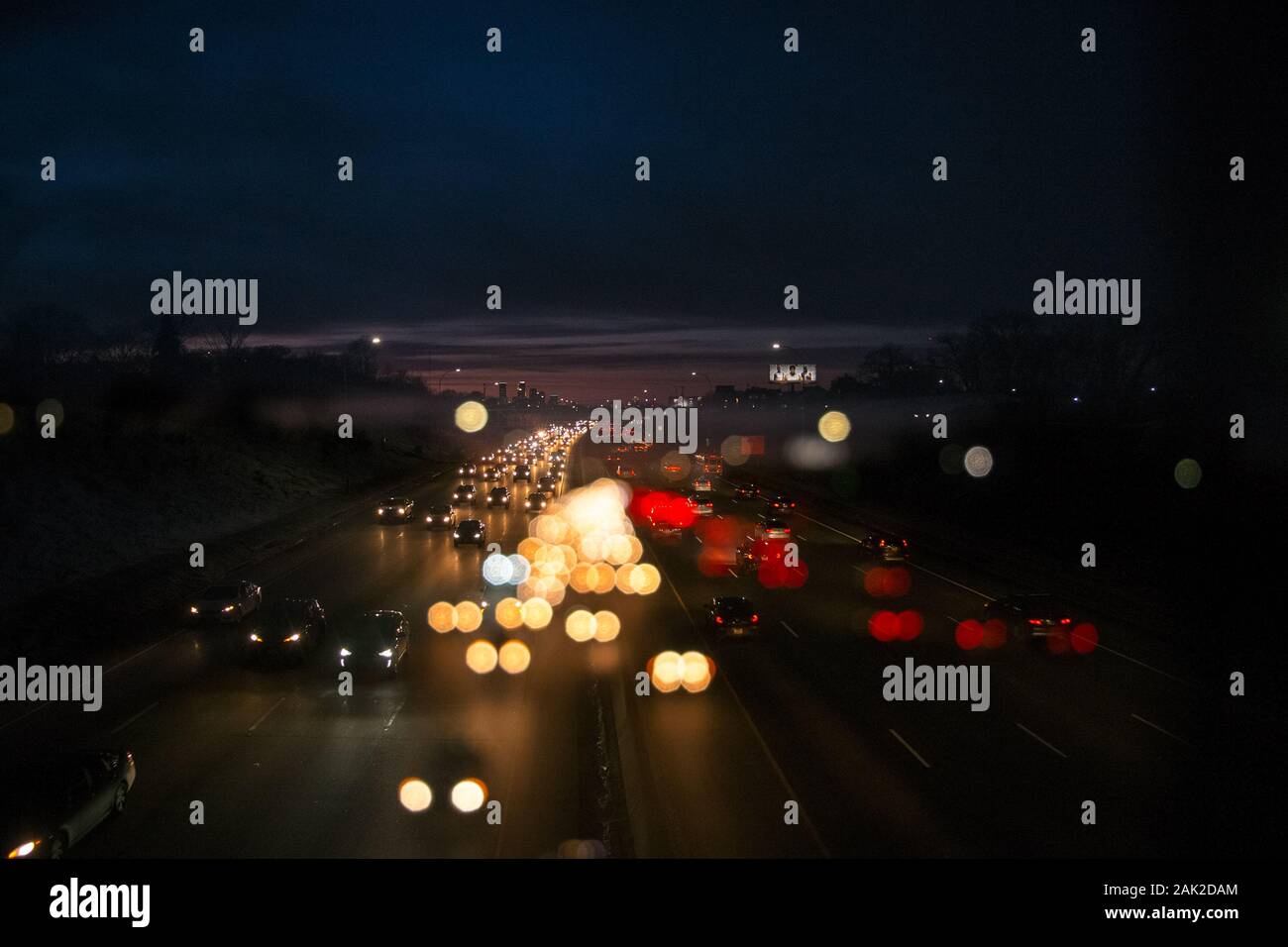 Doppia esposizione di vetture guida su un'autostrada di notte Foto Stock