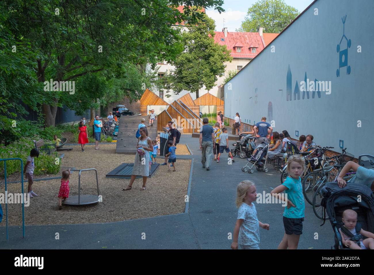 I bambini e i genitori in un parco giochi a Cracovia, Polonia Foto Stock