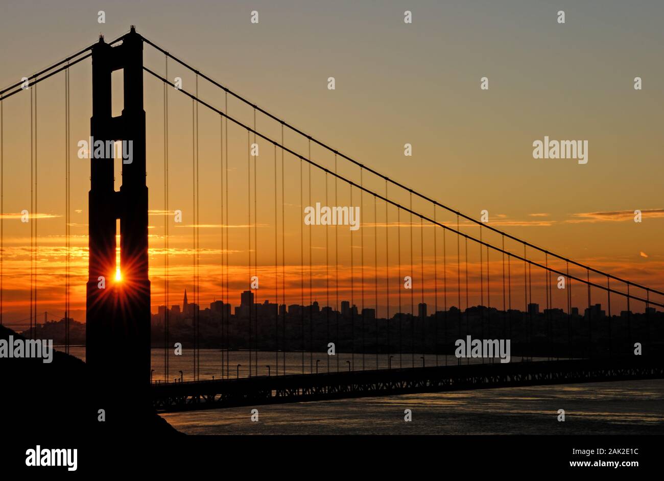 Stock Foto del Golden Gate Bridge di San Francisco in California a sunrise. Foto Stock