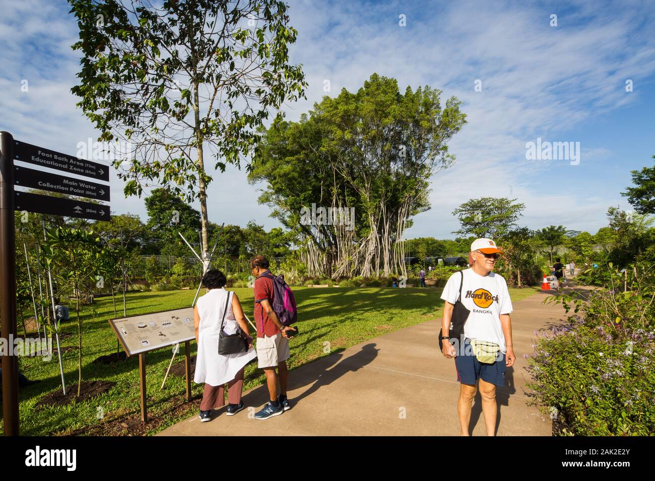 I visitatori esplorano la splendida passeggiata naturalistica interattiva per il Parco delle sorgenti termali calde di Sembawang, Singapore Foto Stock