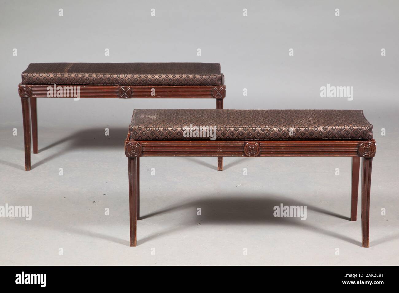 Elegante in legno due tavolo rettangolare su sfondo grigio Foto Stock