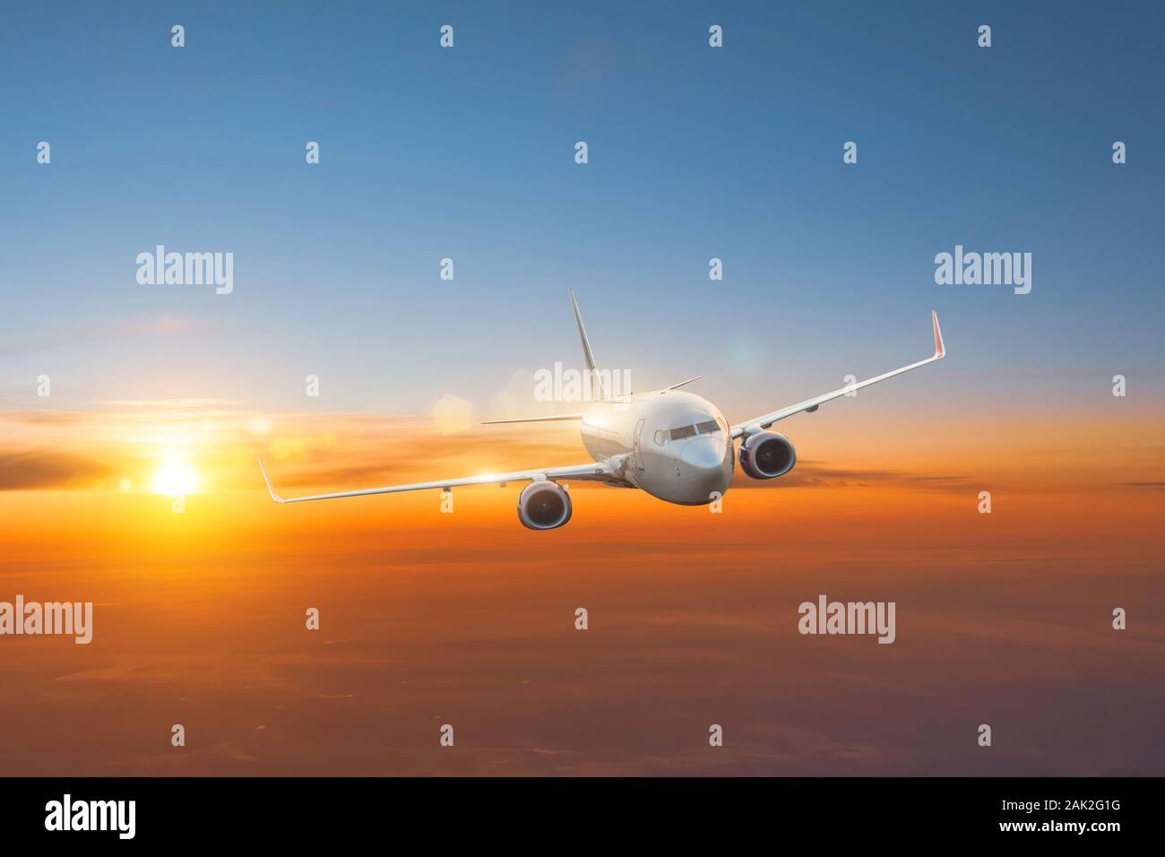Aereo che vola alto immagini e fotografie stock ad alta risoluzione - Alamy