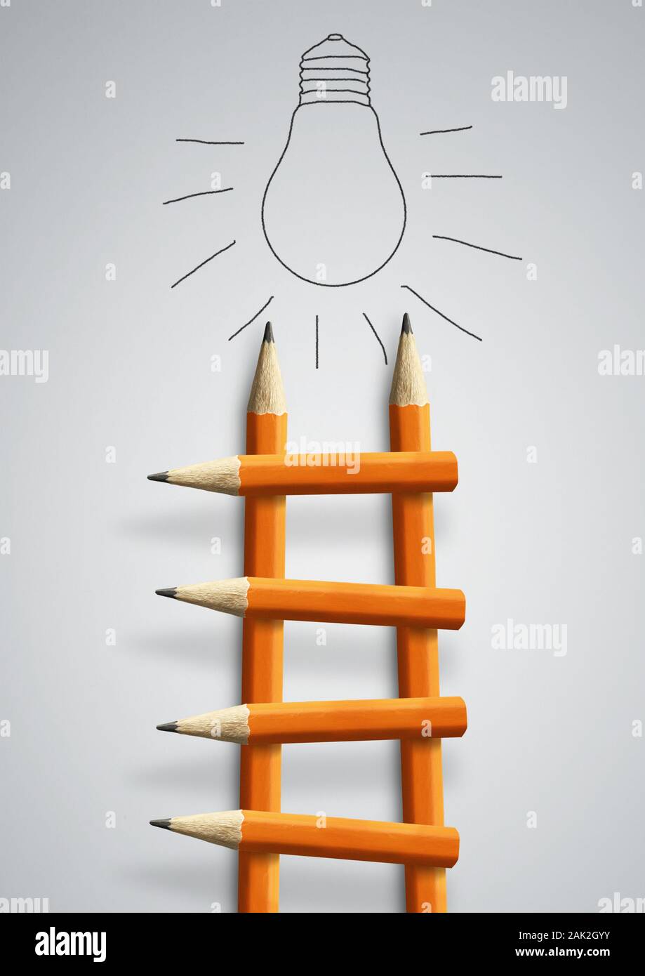 La scaletta di concetto idea, matita scala con lampadina su grigio Foto Stock