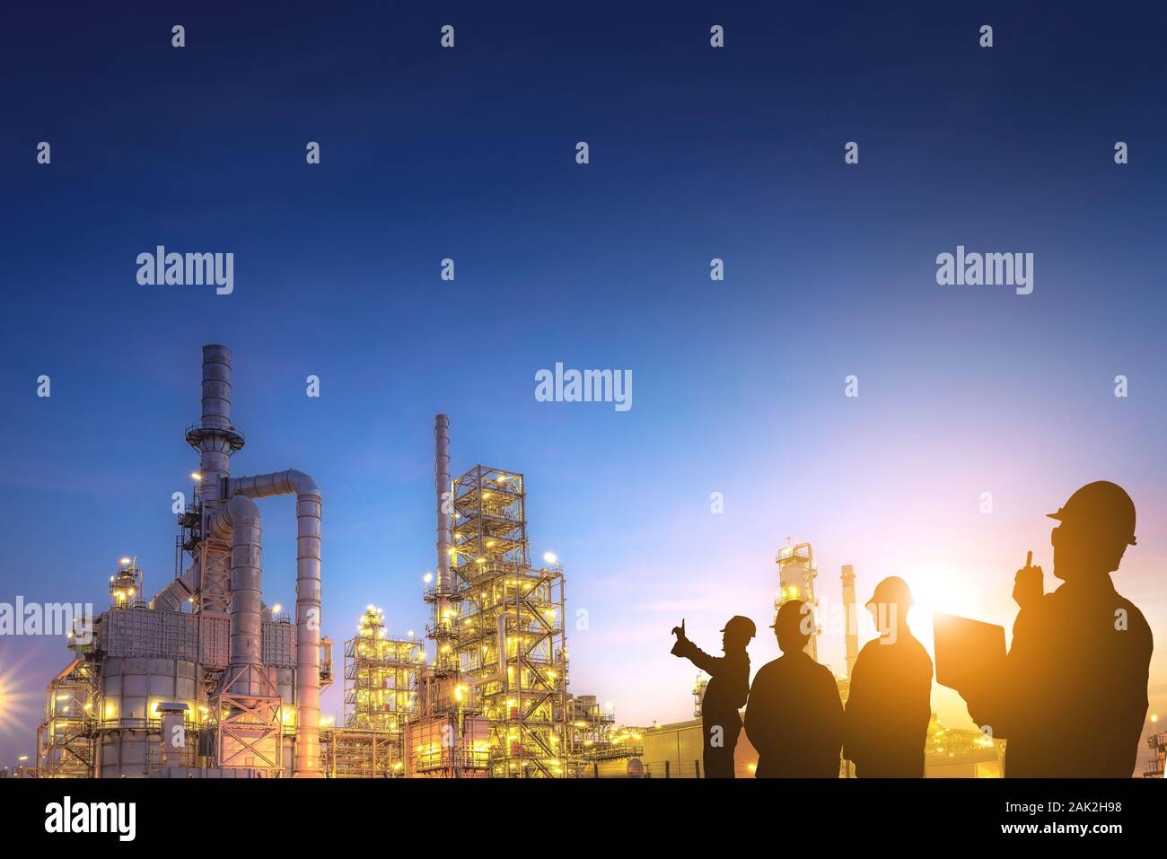 La silhouette di un team di engineering sta lavorando alla raffineria di petrolio come concetto di industria 4.0 Foto Stock