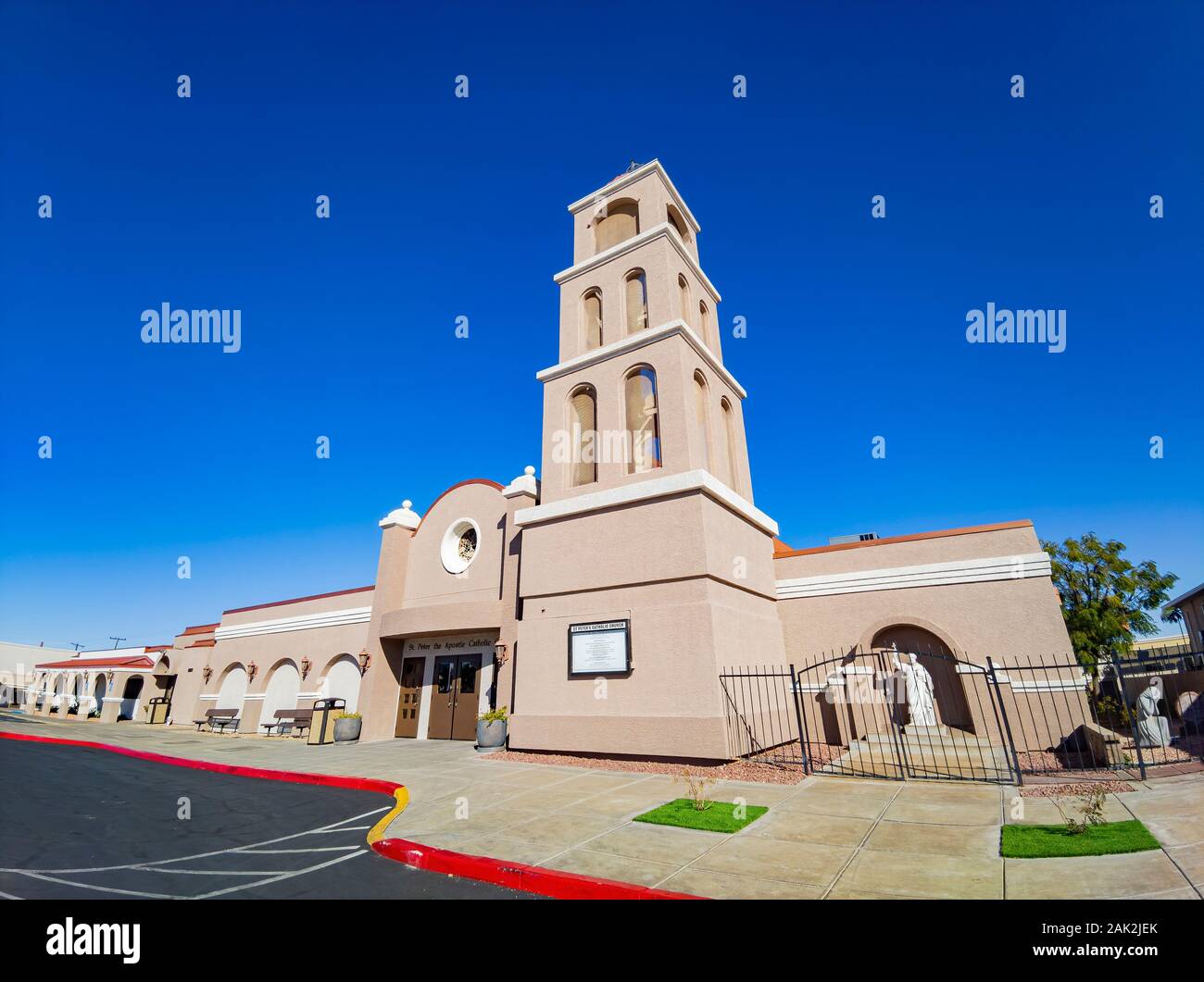 Mattinata soleggiata vista di San Pietro Apostolo a Henderson, Nevada Foto Stock