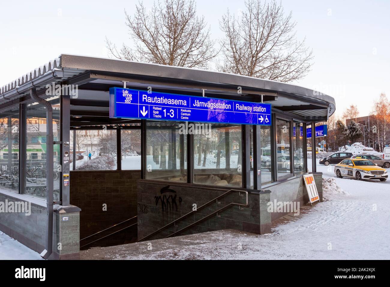 Il passaggio dalla stazione degli autobus per la stazione ferroviaria di Oulu FINLANDIA Foto Stock