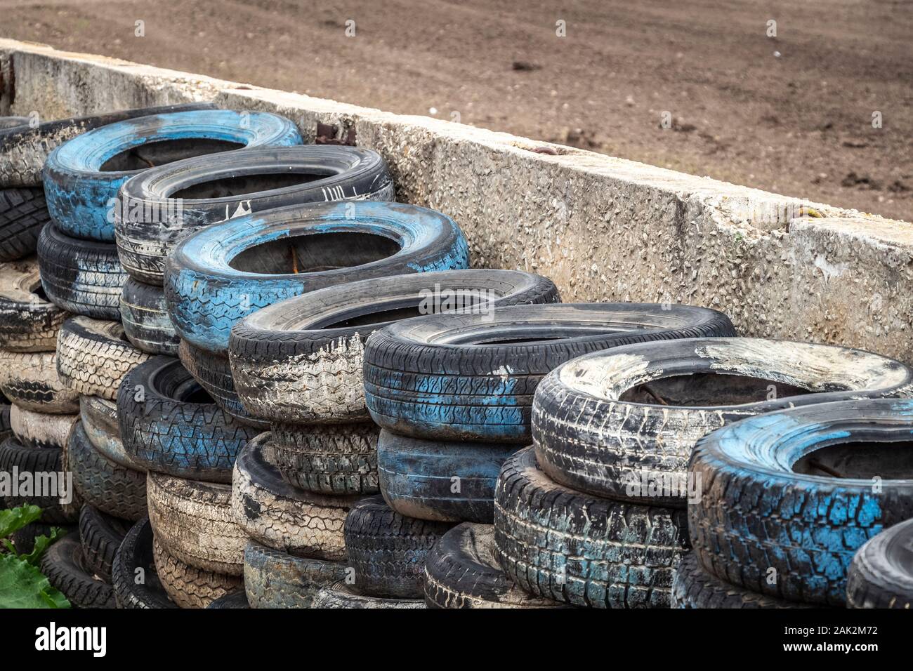 Vecchi pneumatici come una barriera per la pista per la sicurezza. Foto Stock